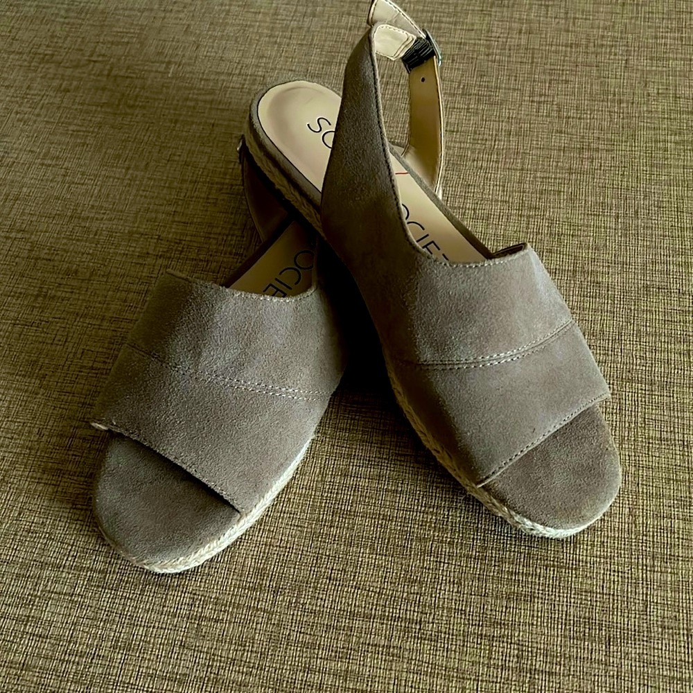 💜New without box Sole Society taupe suede sandals Size 6.5 / 37.